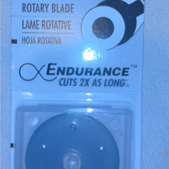 Olfa 45 mm rotary cutter New in box with 2 refill blades - Picture 3 of 4